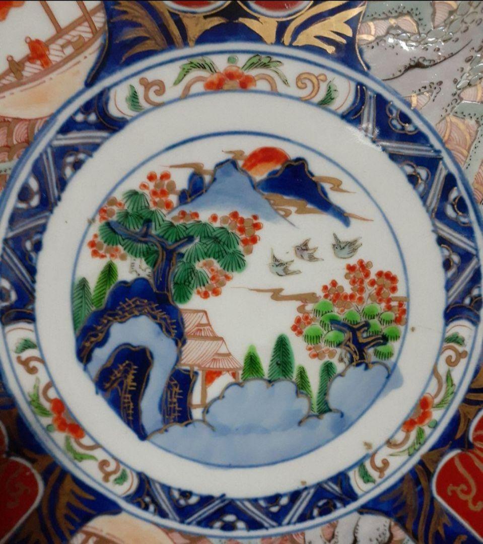 明治時代　古伊万里　金襴手　見込みに山水図　松樹に金彩波文様　舟に人物図　大皿