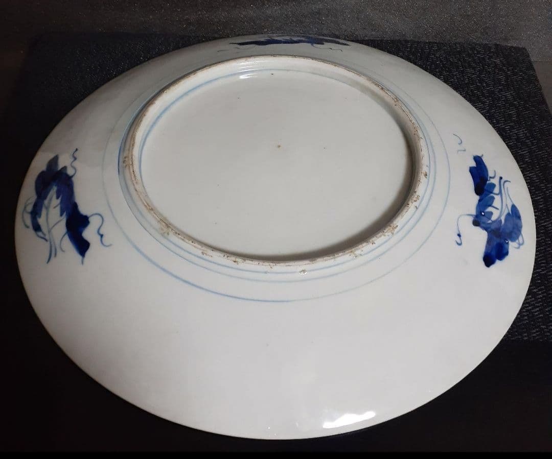 明治時代　古伊万里　金襴手　見込みに山水図　松樹に金彩波文様　舟に人物図　大皿