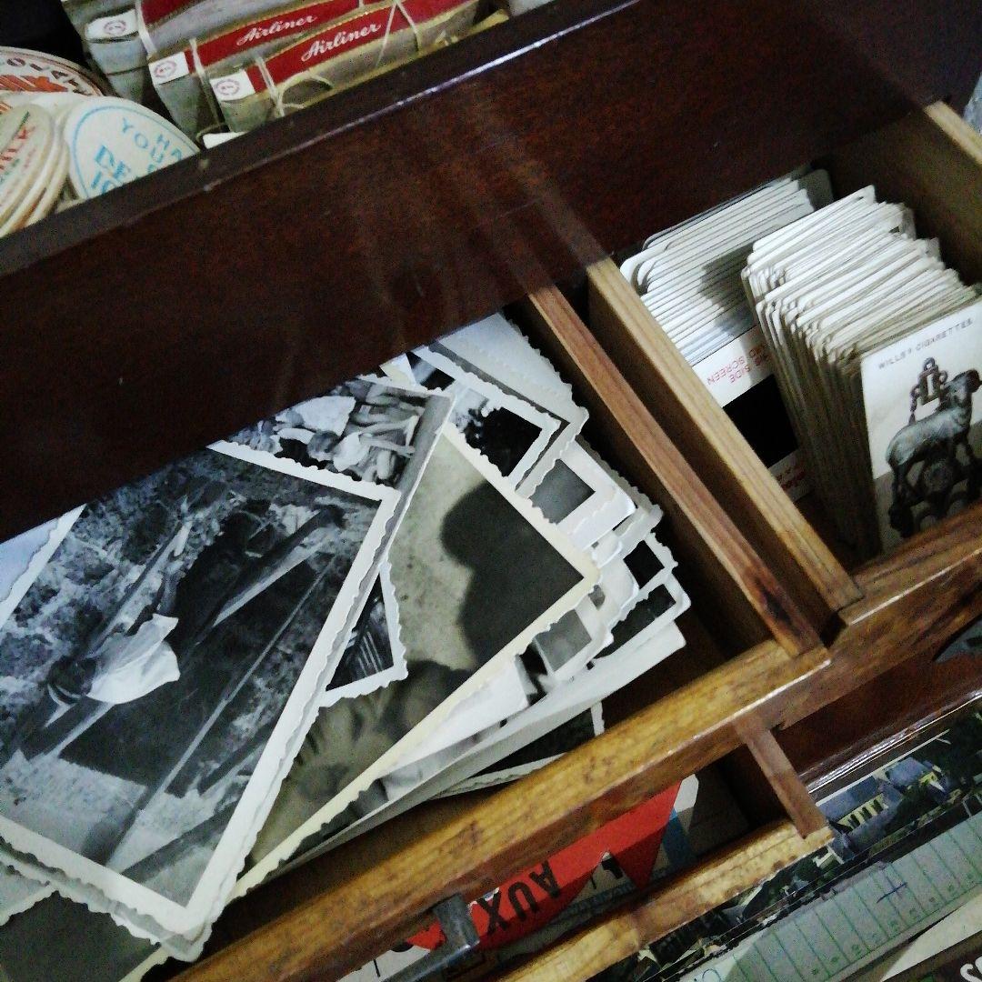木製のアンティーク引き出しにたっぷりの海外紙モノコレクション♡　蚤の市