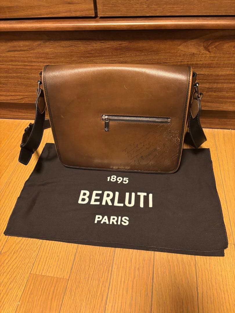 BERLUTI メッセンジャー レザー　ベネチアレザー　アイスブラウン