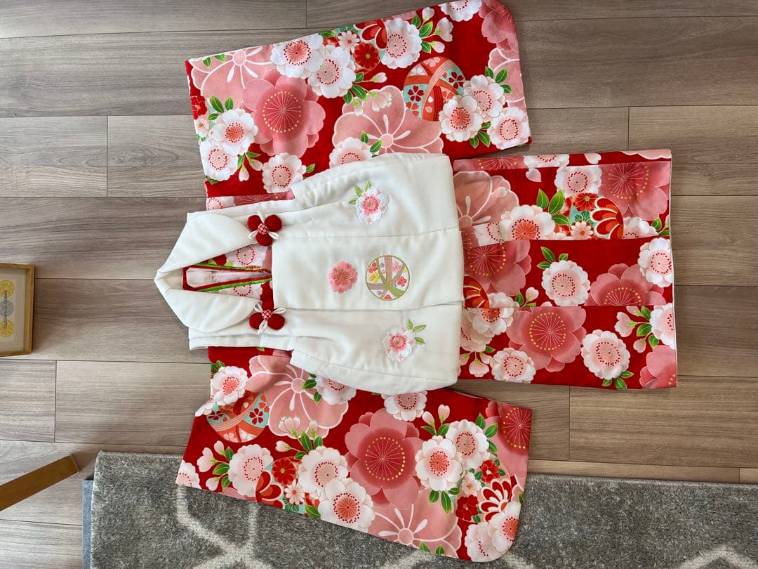 七五三用刺繍入り着物 白赤花柄