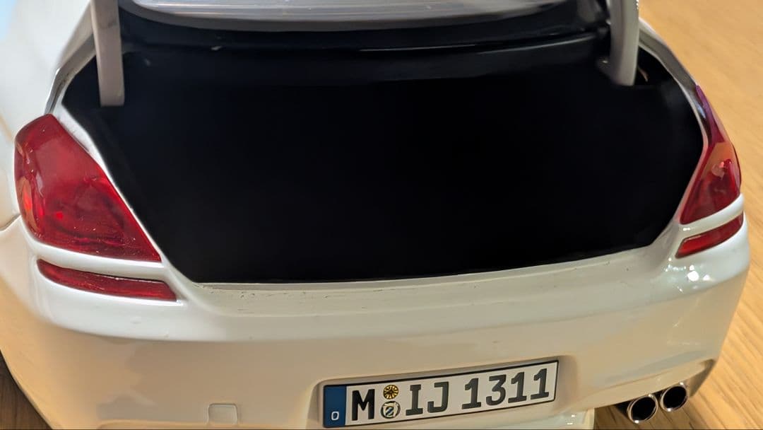 【美品】BMW M6 F13 ホワイト 1/18 モデルカー