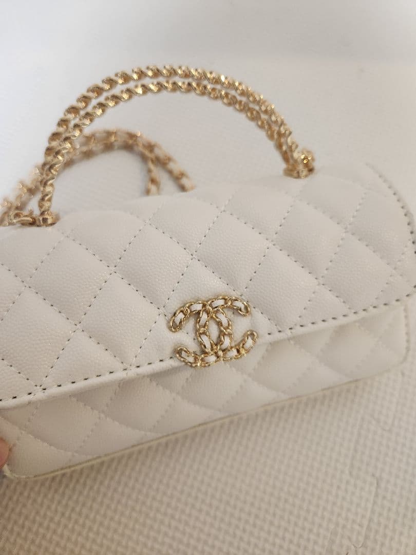 ノベルティホワイトキルティングバッグ ゴールドチェーン付き