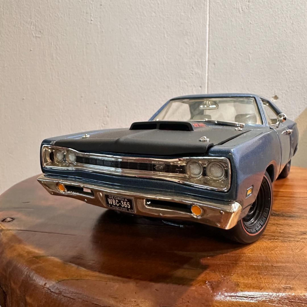 1969 DODGE SUPER BEE 1/18スケールミニカー