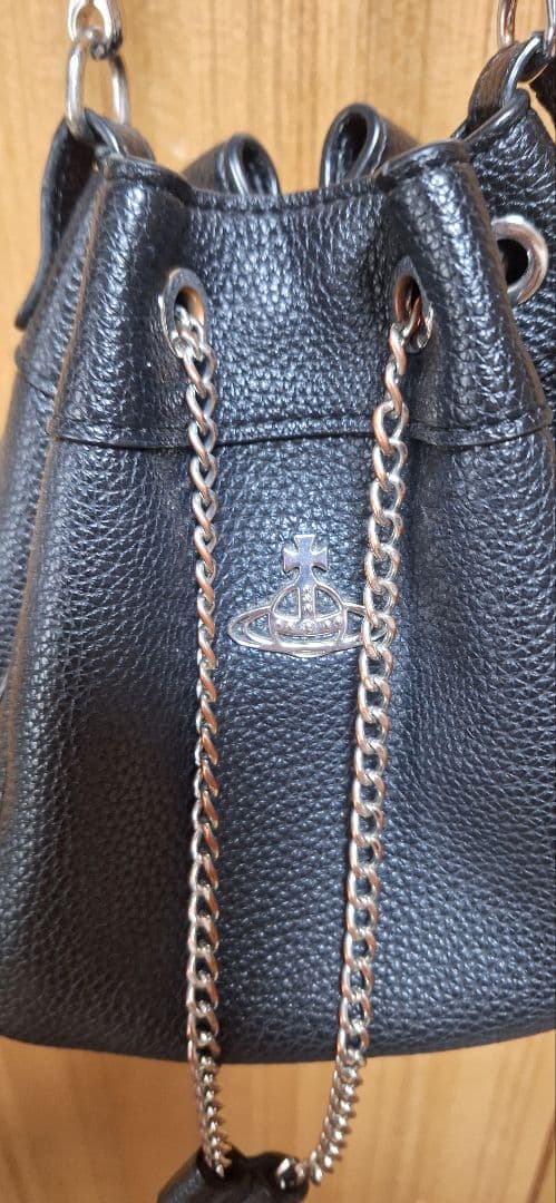 ヴィヴィアンウエストウッド 黒のヴィーガンレザーバケットバッグ