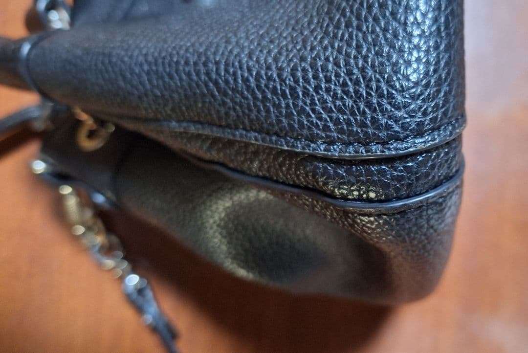 ヴィヴィアンウエストウッド 黒のヴィーガンレザーバケットバッグ