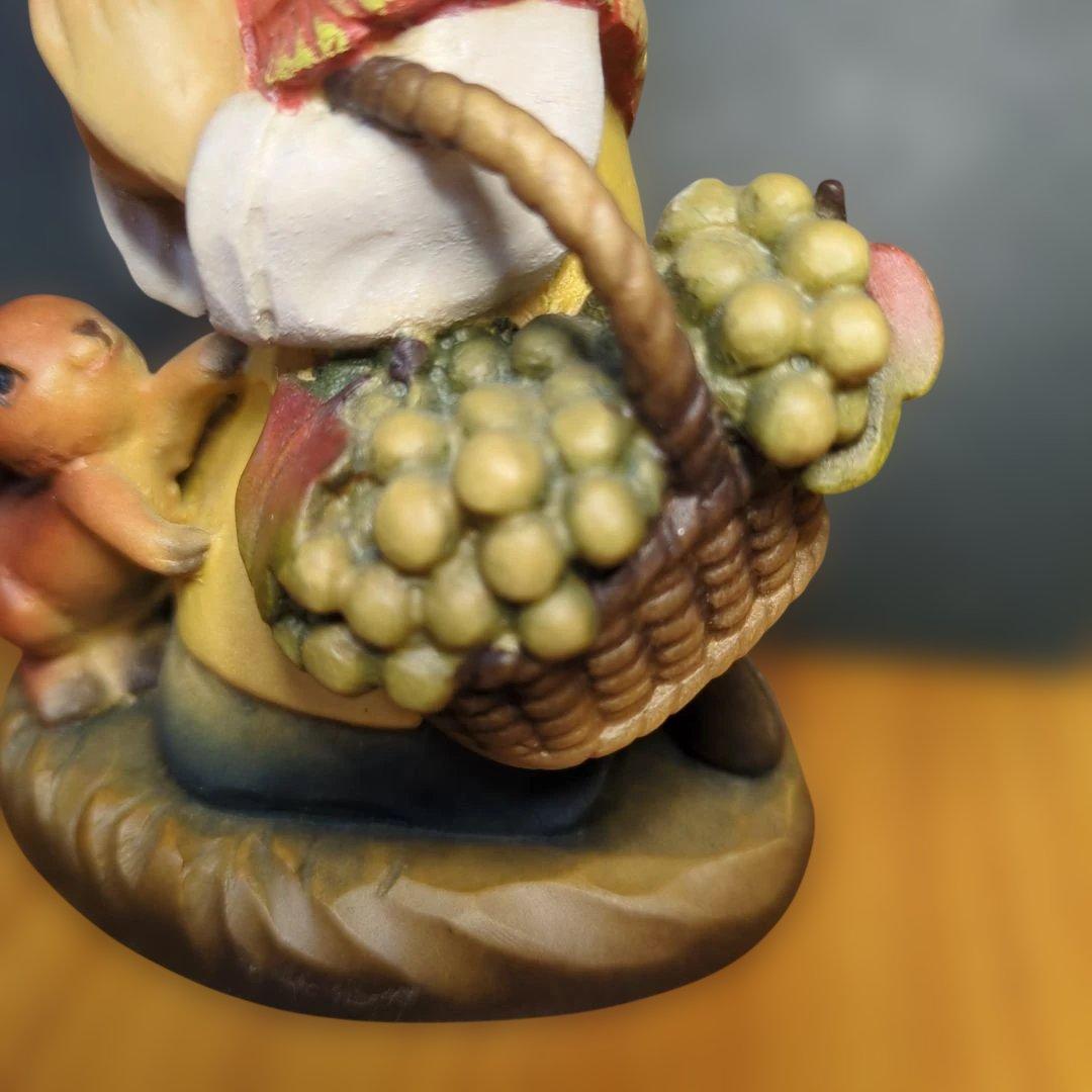 イタリア アンリ社 木彫りの人形 収穫の祈り という作品です。