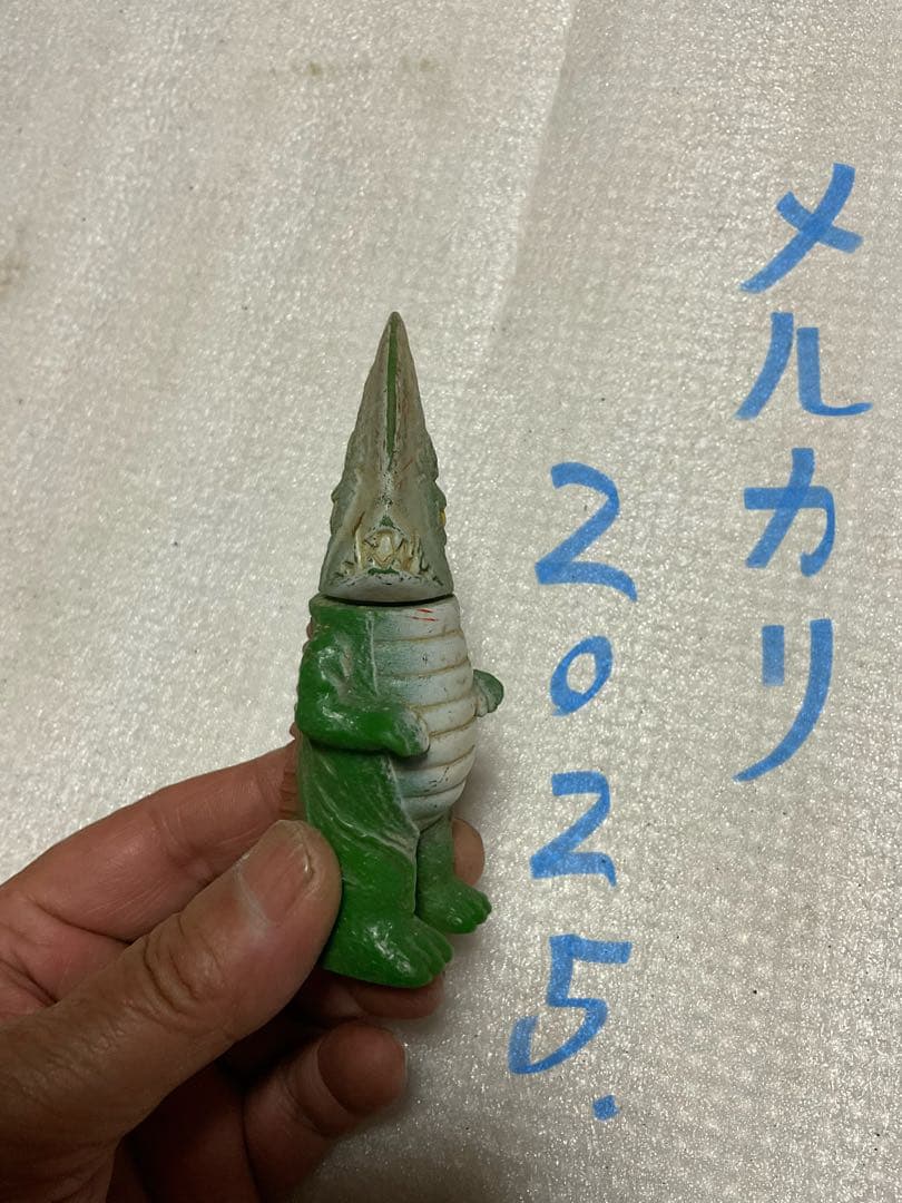 ギロン／ガメラ怪獣シリーズ。首が可動、10cm位。【包袋なし 社名不明