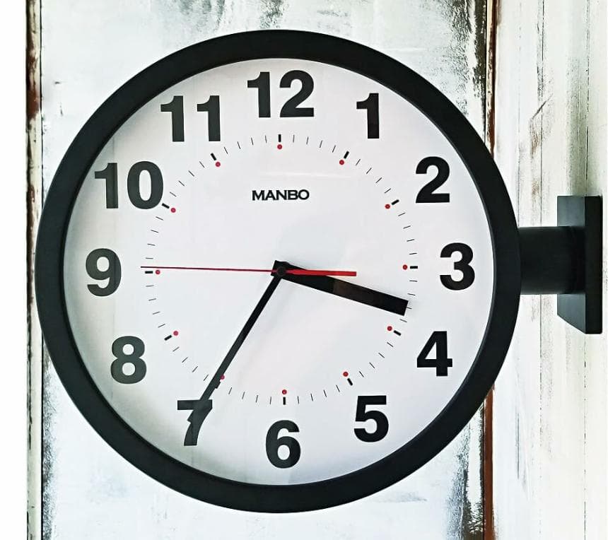 両面掛け時計 manbo 文字盤の直径37.9cm 非電波