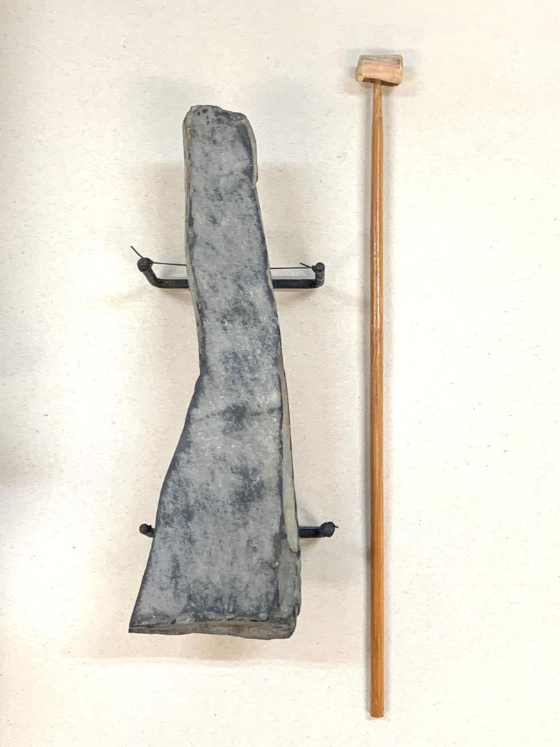 磬石 石琴 サヌカイト 音の出る石 楽器 昭和レトロ 中古品 たたき棒 台座付