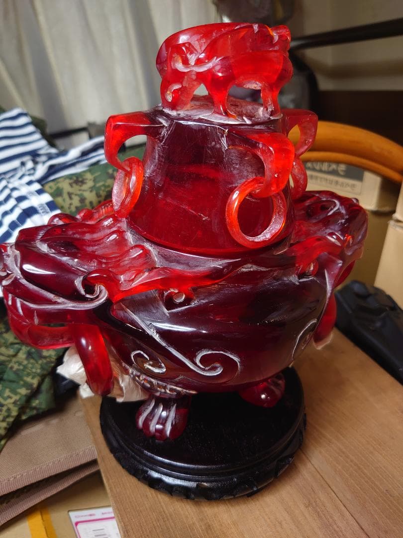 赤い琥珀で作られたアンティーク