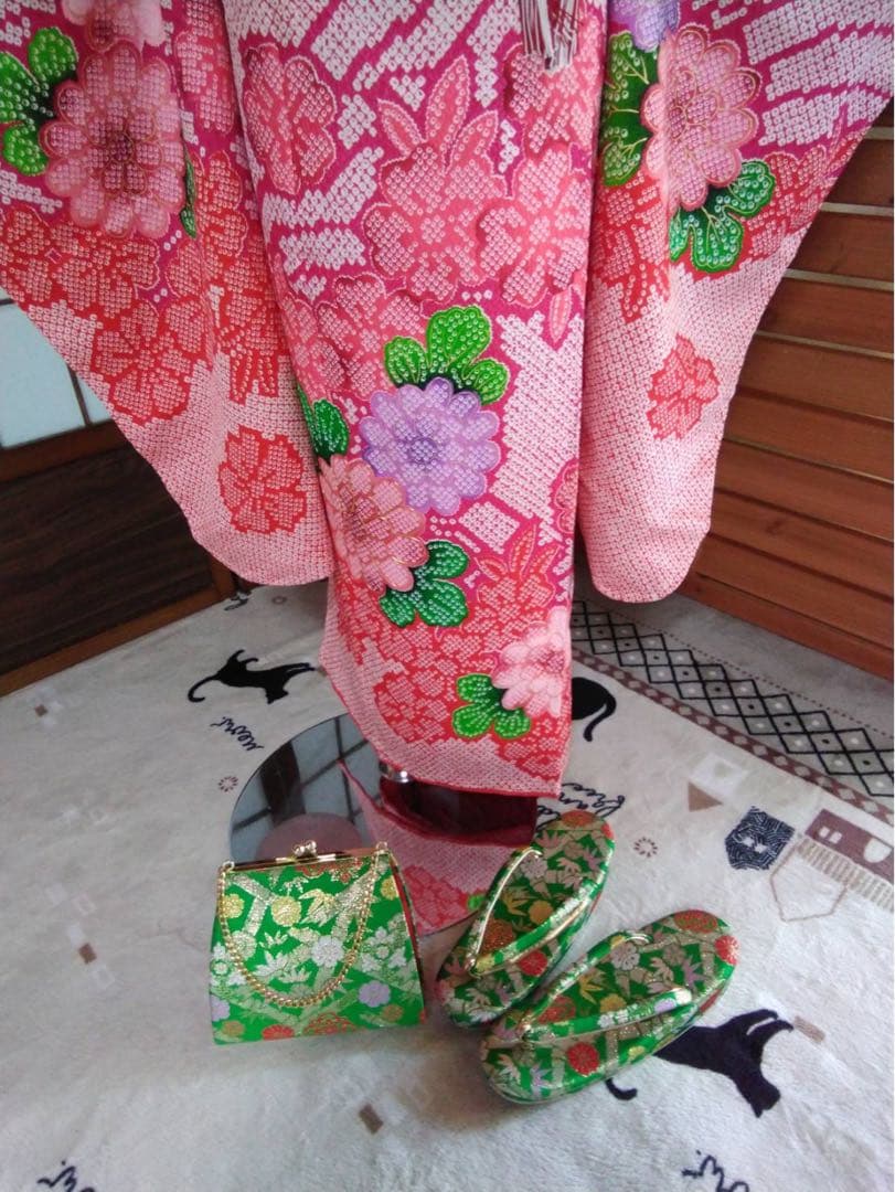 a です。7歳向け・表側正絹・お着物のセットです