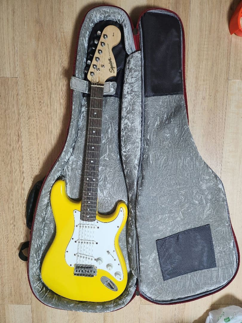 Squier by Fenderストラトキャスター ケース付 Squier by Fenderストラトキャスター ケース付 - ギター送料 無料