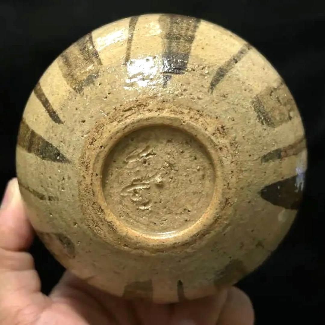 美しい古美術◾️蔵から美しい縦じま紋様の可愛らしいまん丸な抹茶茶碗が出て来ました。