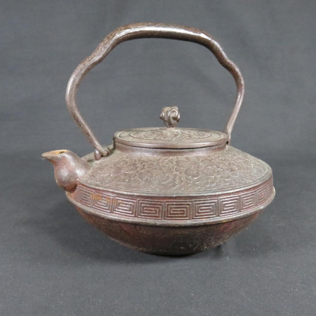 鉄瓶 花 雷文様 錆あり 鉄分補給 南部鉄器か 鉄瓶 花 雷文様 錆あり 鉄分補給 南部鉄器か