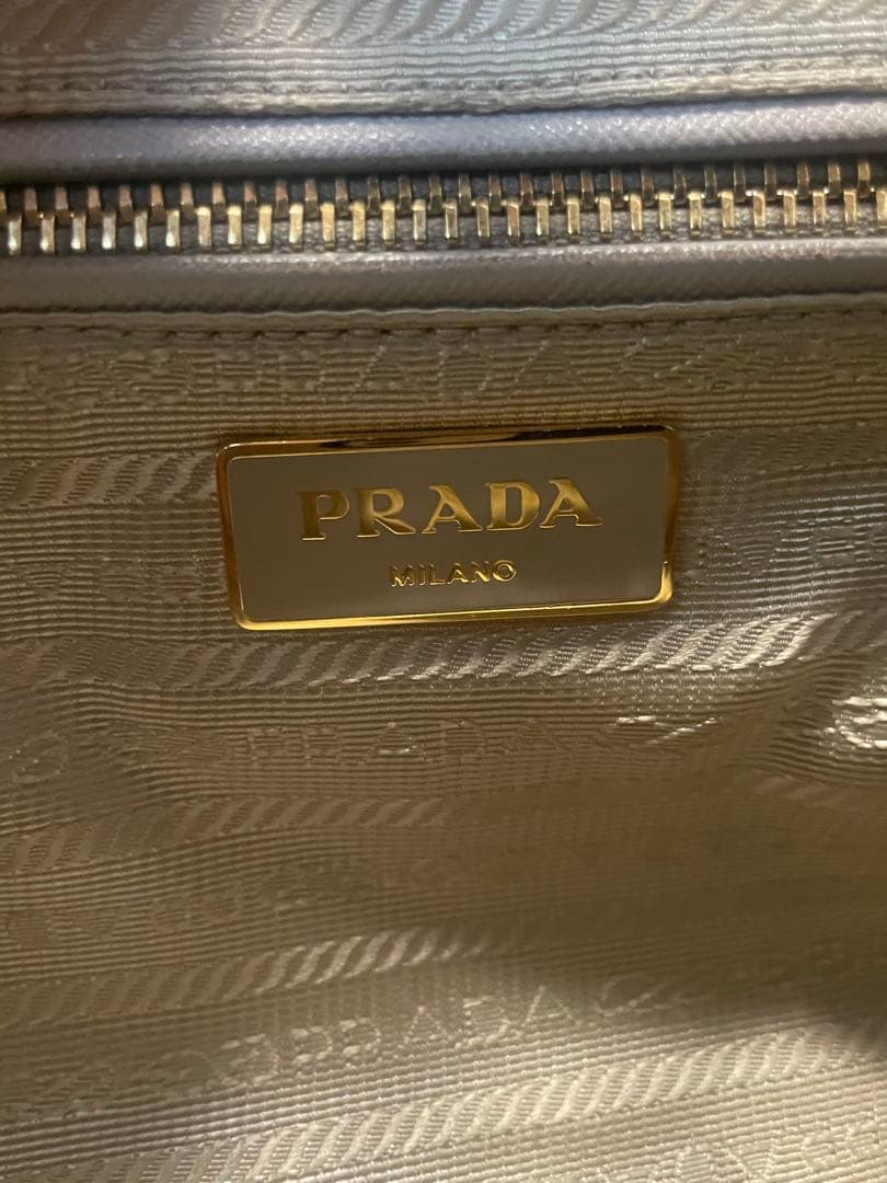 PRADA グレー ショルダーバッグ