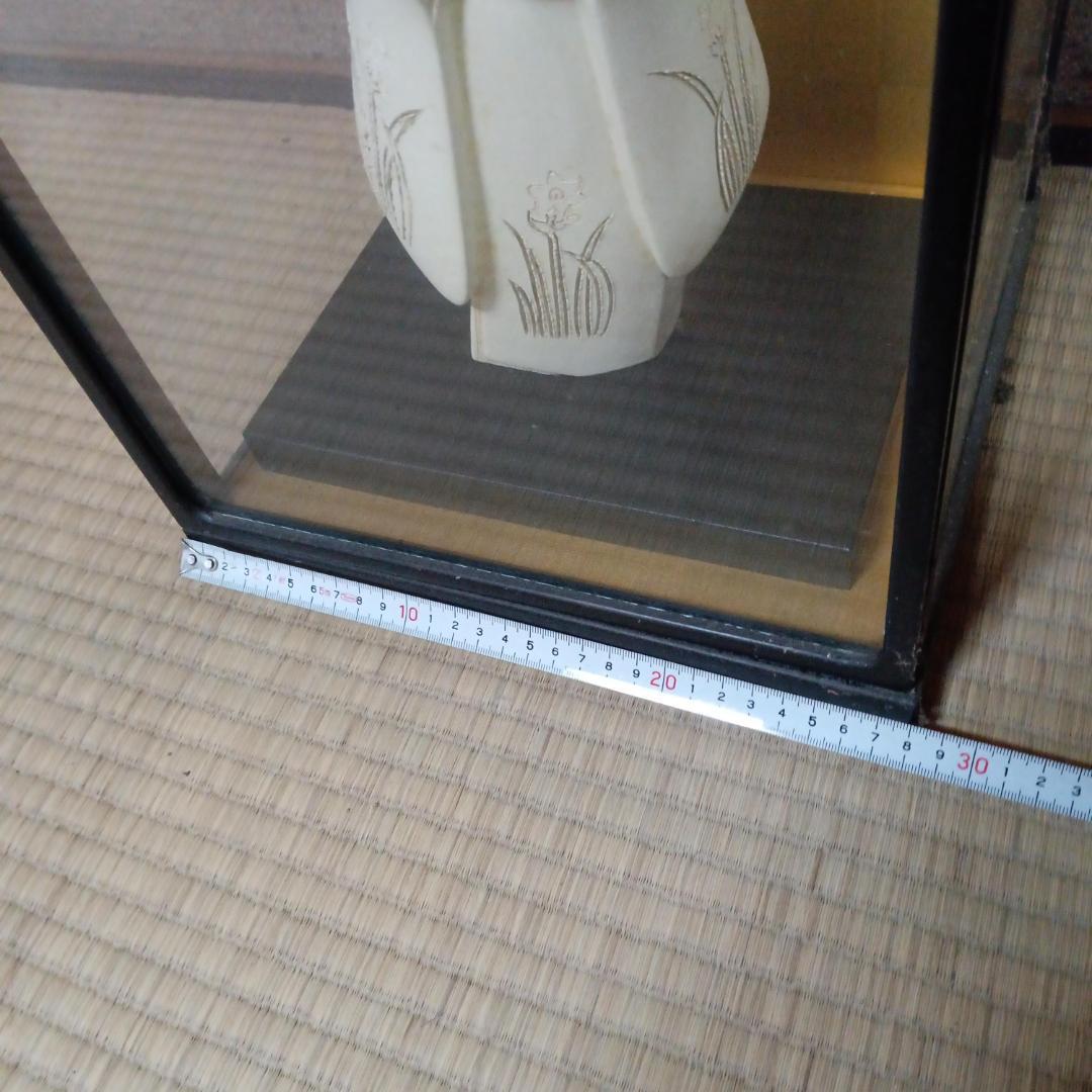 白い陶器製人形