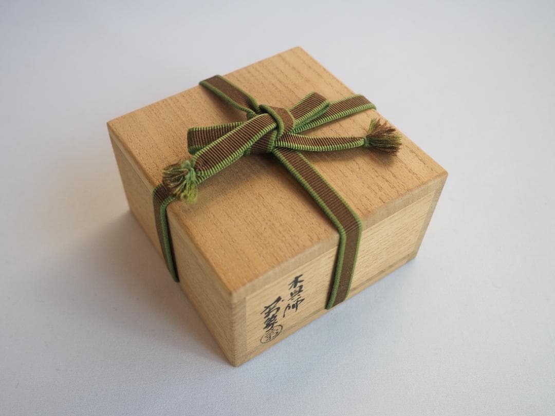 裏千家15世鵬雲斎御書付『面唐草絵曲香合』初代橋村万象造（共箱）