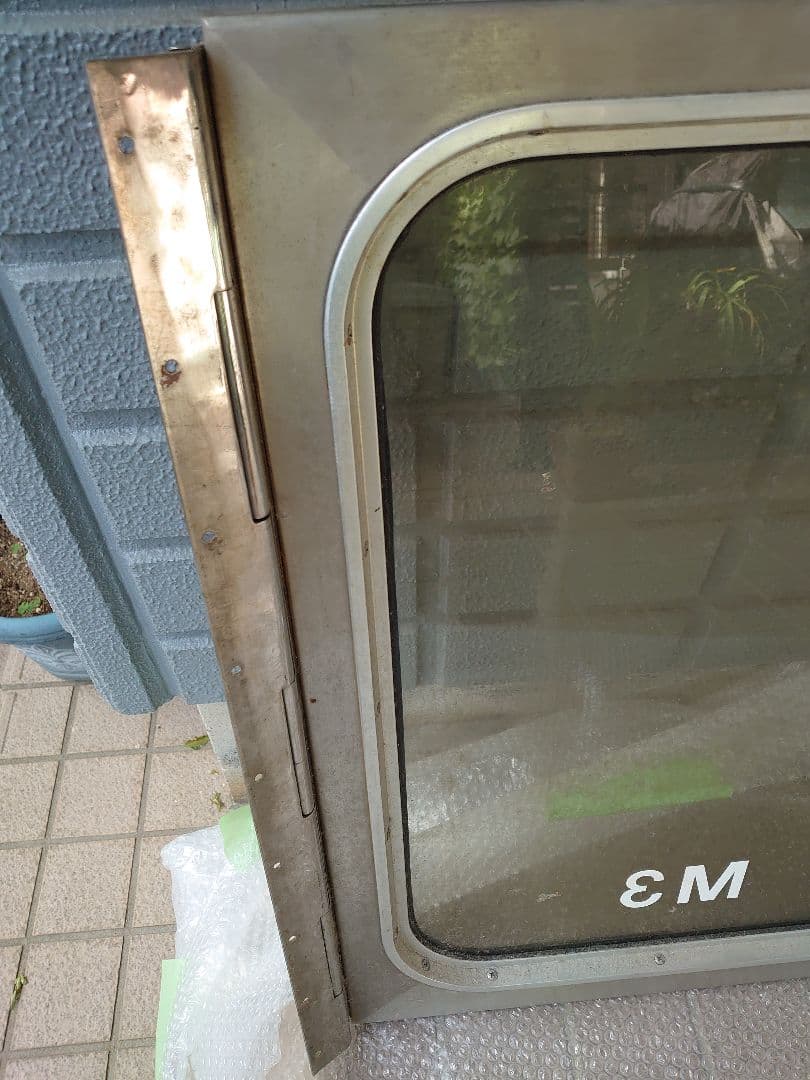 E1系MAX　乗務員室扉窓　M3