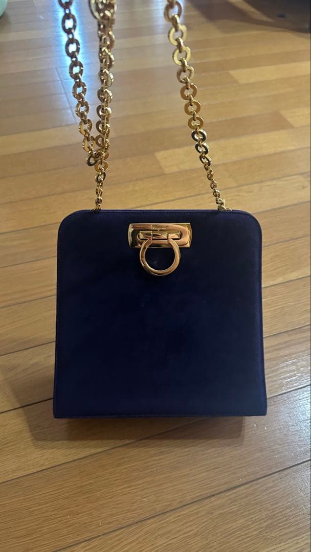 フェラガモ スエード ガンチーニ チェーンショルダーバッグ ネイビー レディース