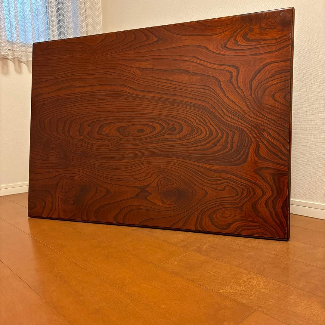 光沢と木目が美しい木製座卓