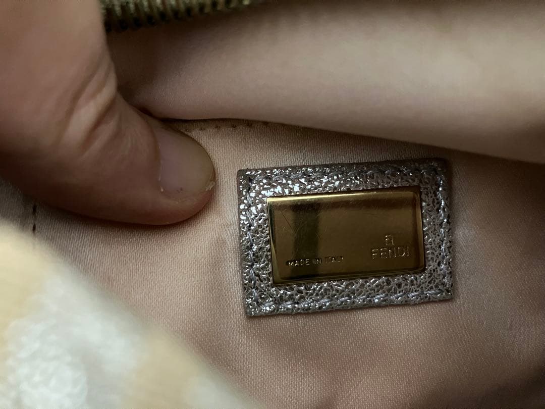 激レア　FENDI ロゴ入り ピンクゴールド　ハンドバッグ