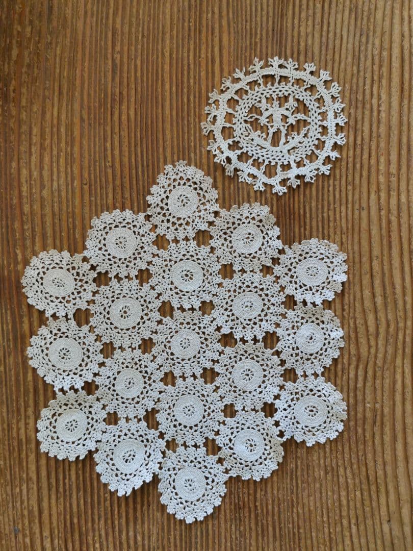 アンティーク ベルギー購入 可愛い人物像の小さなリネンドイリー