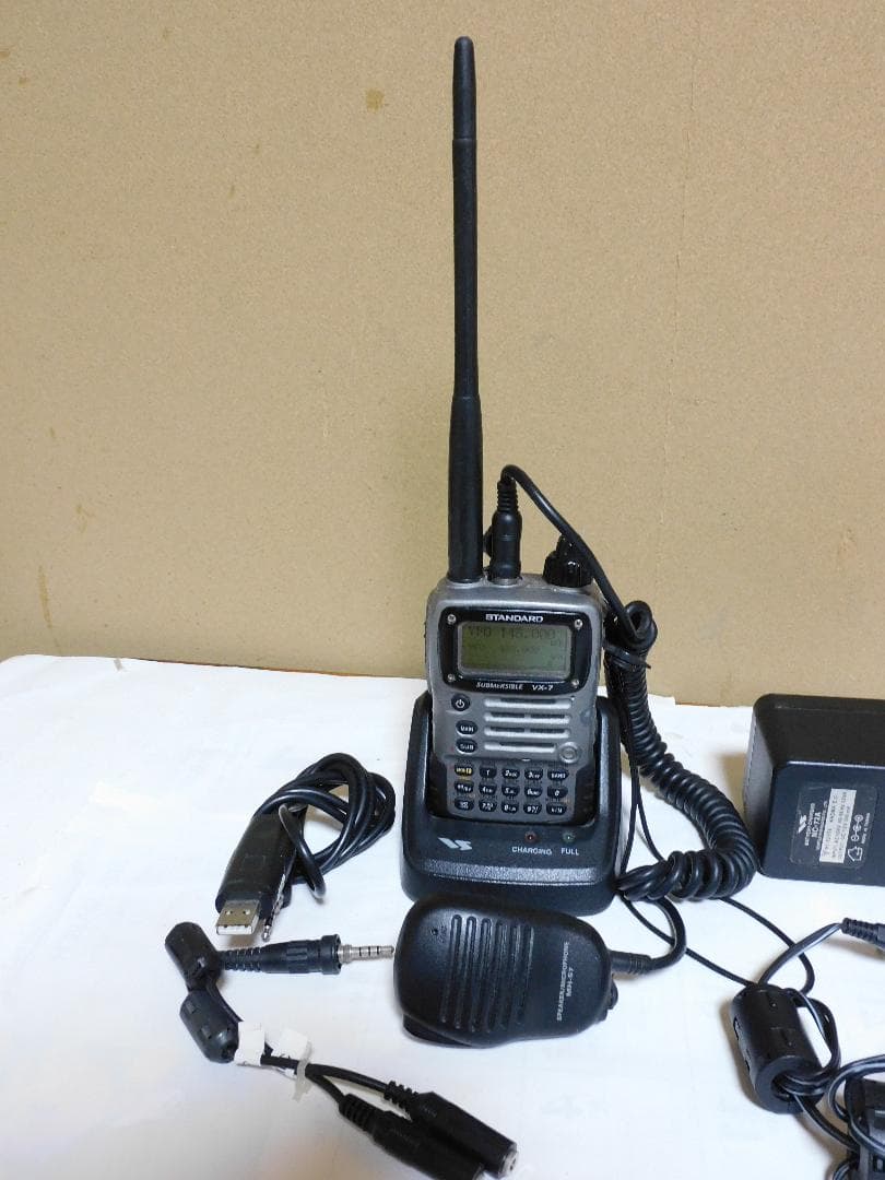 STANDARD製50/144/430MHz帯アマチュア無線ハンディ機VX-7 ハンディ