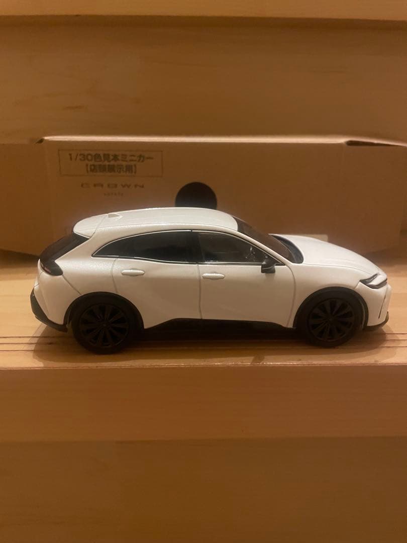 新型　トヨタ　クラウンエステート　カラーサンプル