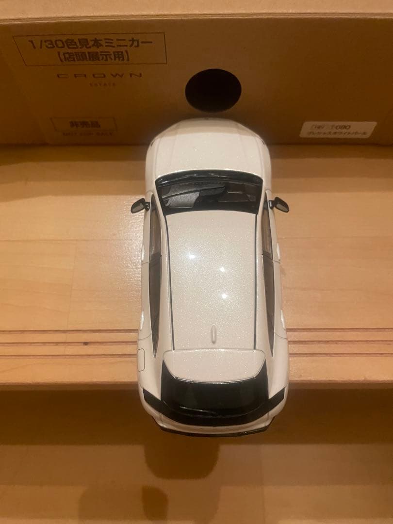 新型　トヨタ　クラウンエステート　カラーサンプル