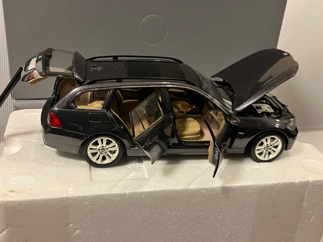 ミニカー 1/18 BMW 330i ツーリングTouring グレー