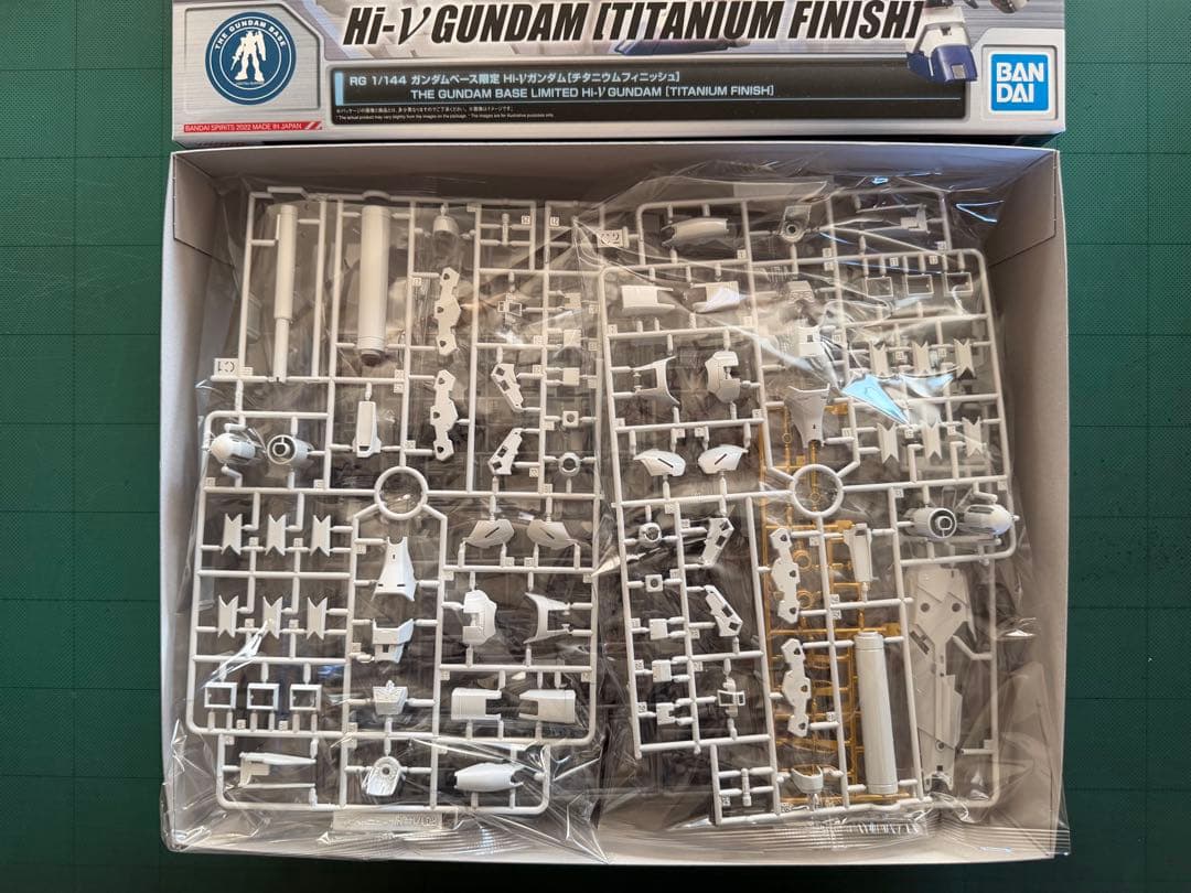 RG 1/144 Hi-νガンダム[チタニウムフィニッシュ]
