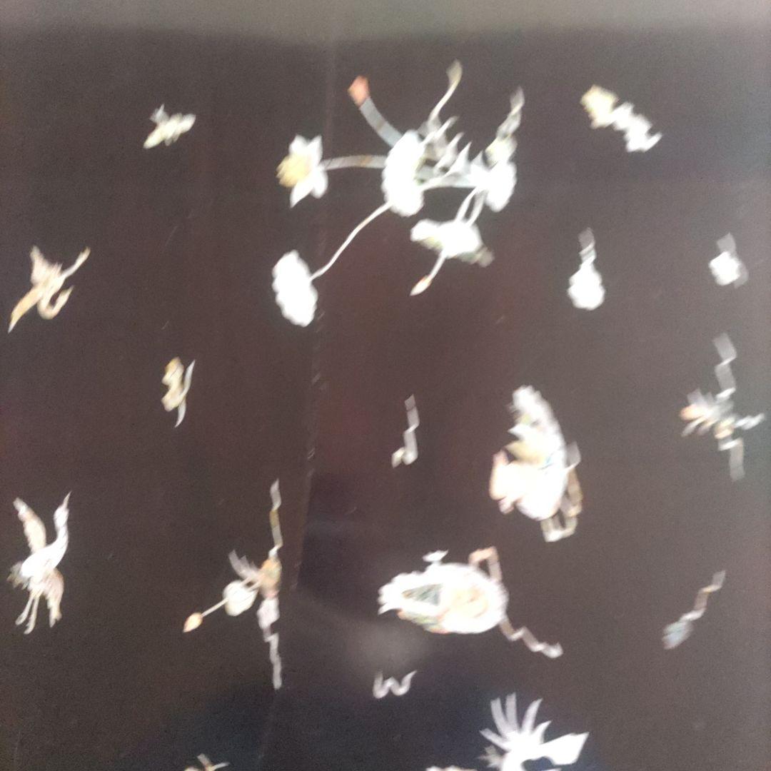 中国明式家具、テーブルと椅子2脚セット。手工螺鈿細工付。テーブル面に割れあり。