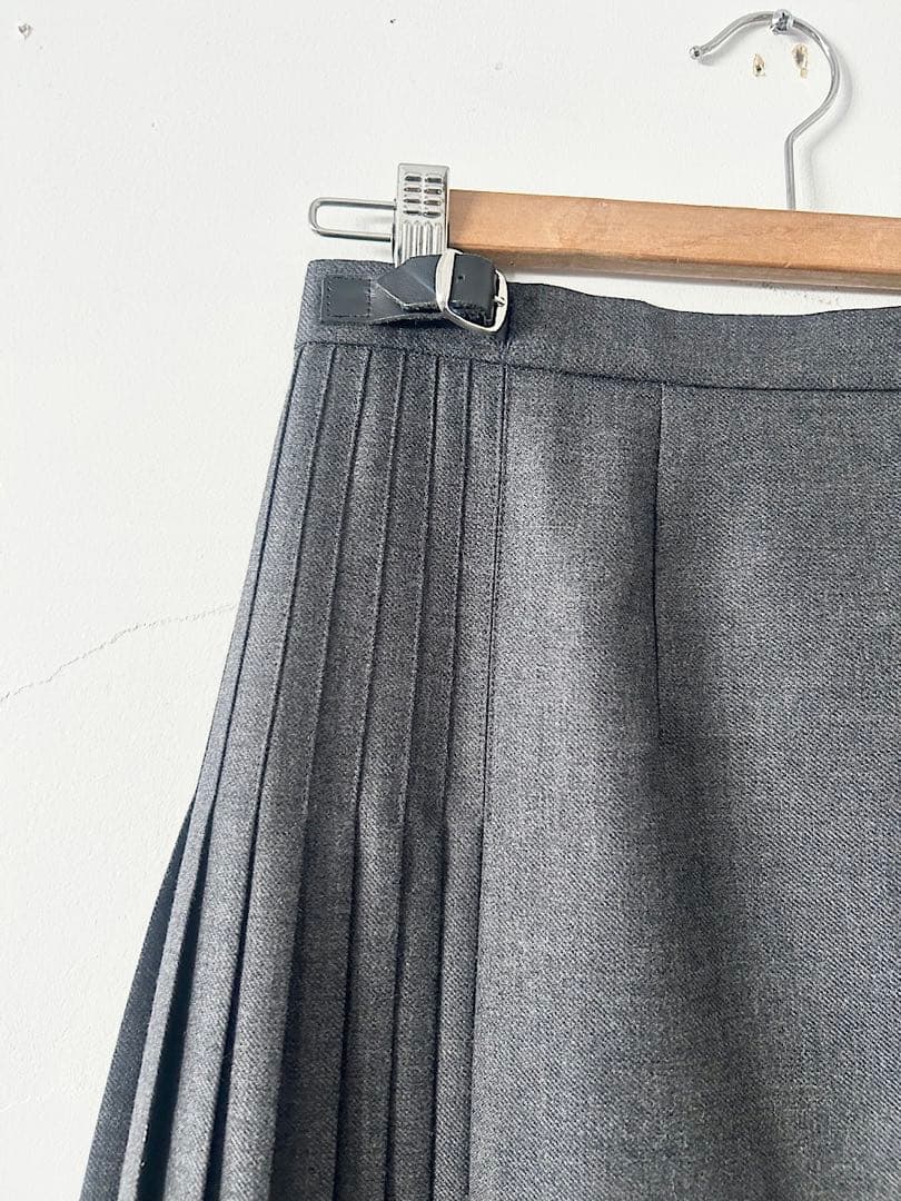 【美品】O'NEIL of DUBLIN　両脇ベルト 後プリーツスカート　グレー