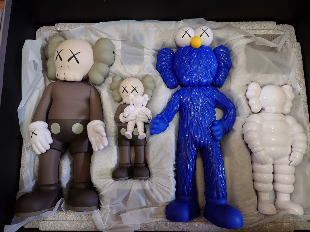 その他 KAWS FAMILY BROWN/BLUE/WHITE #1
