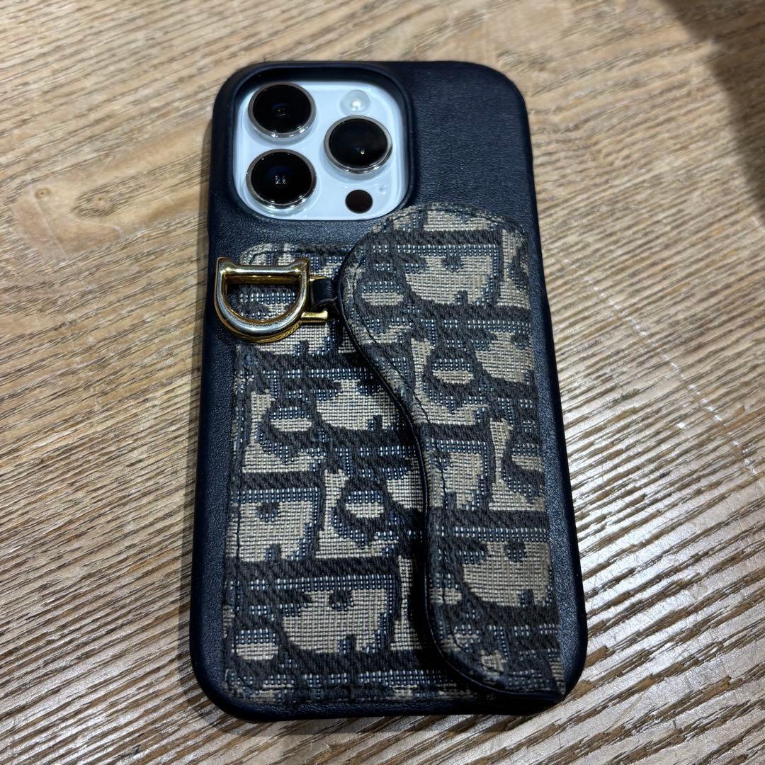 Dior ディオール iPhone14pro iPhoneケース サドル スマートフォンケースになった「レディ ディオール」と「サドル