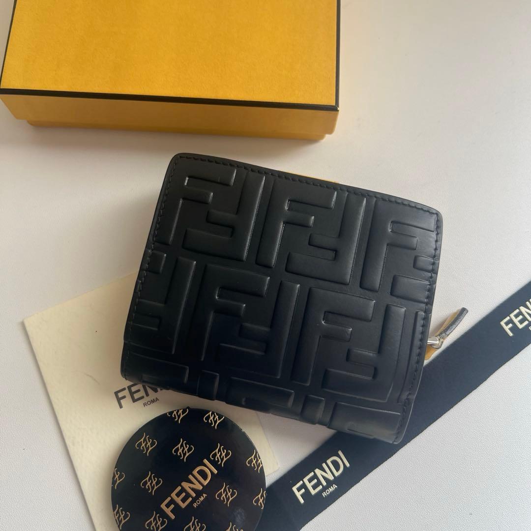 95 極上美品 FENDI フェンディ ズッカ 2つ折り財布 - メルカリ