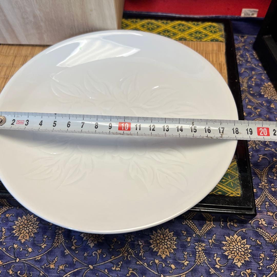 名工　中尾恭純作　白磁牡丹文皿立付き