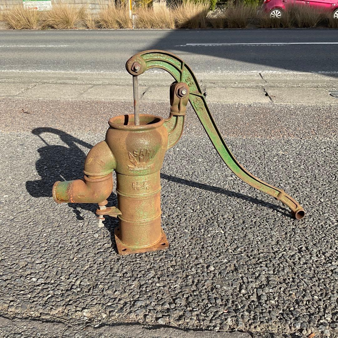 驚きの破格値，限定SALE 手押し井戸ポンプ 古道具アンティーク となり