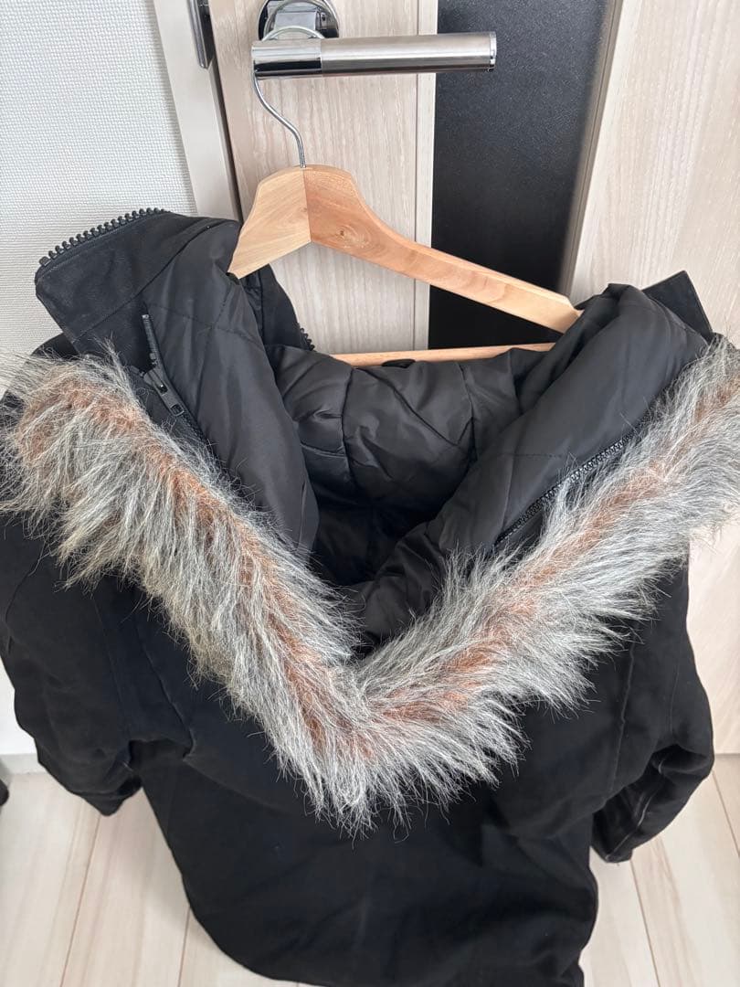 黒のフード付きジャケット Carhartt