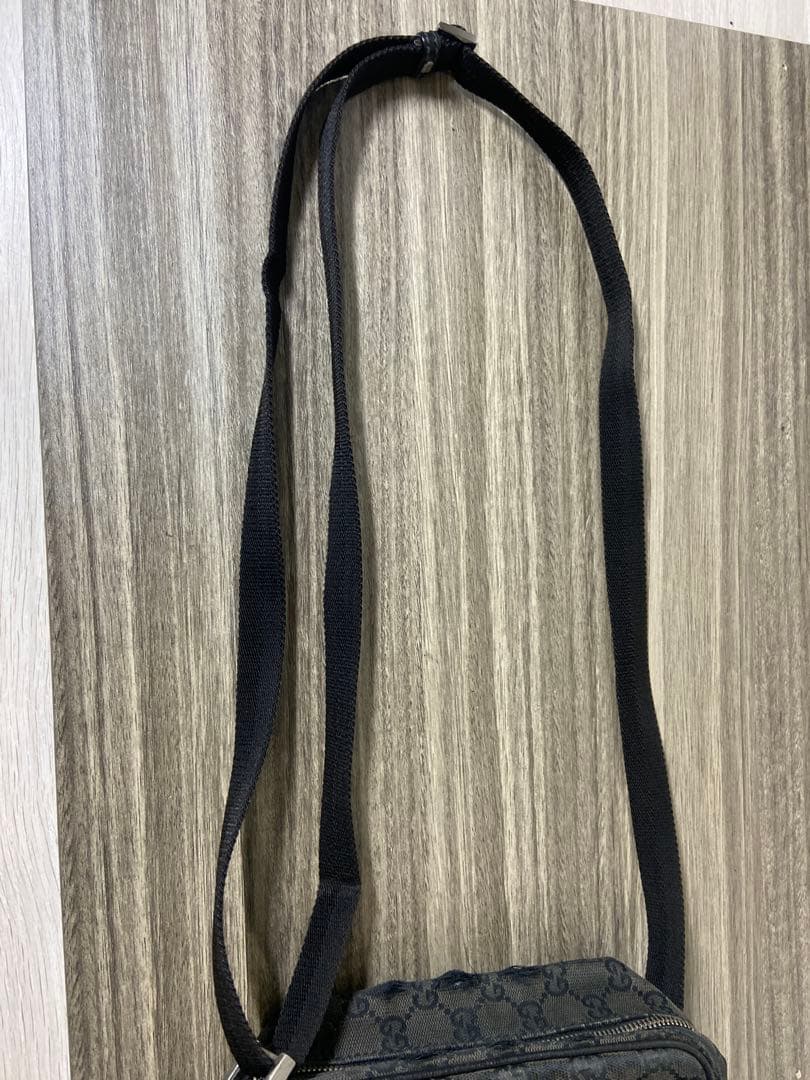GUCCI ショルダーバッグ　GG柄　キャンバス　黒　斜め掛け　ロゴプレート