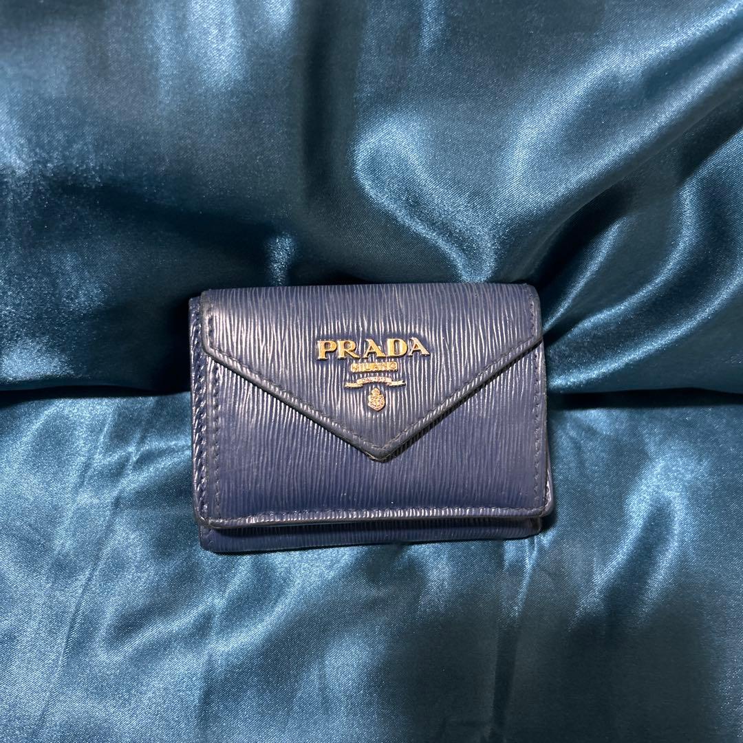 PRADA 三つ折り財布 レター型 ヴィッテロムーヴ ロゴ金具 ミニ 正規品 PRADA 三つ折り財布 レター型 ヴィッテロムーヴ ロゴ金具 ミニ 正規品