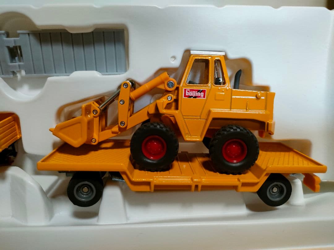 ミニカー 4117 Siku Mercedes-Benz 710 & Kramer 411