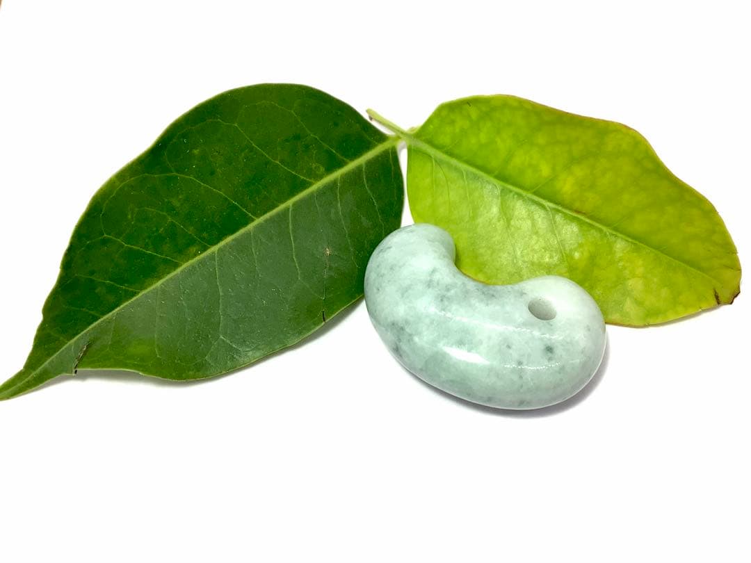 ⭕️高価な氷種 糸魚川翡翠勾玉*ジェダイト 10以下ではありません‼️ 鑑定