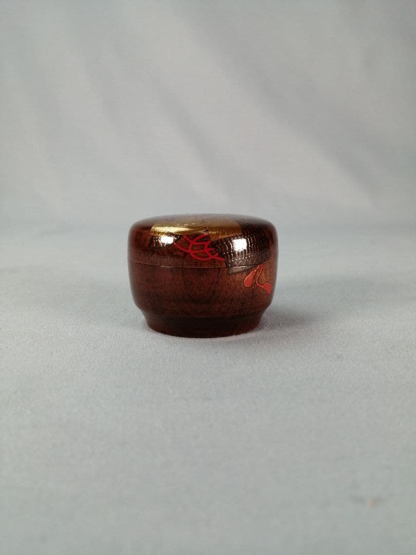 【茶事具】大多尾重光造　桜材兜蒔絵丸香合　香合327