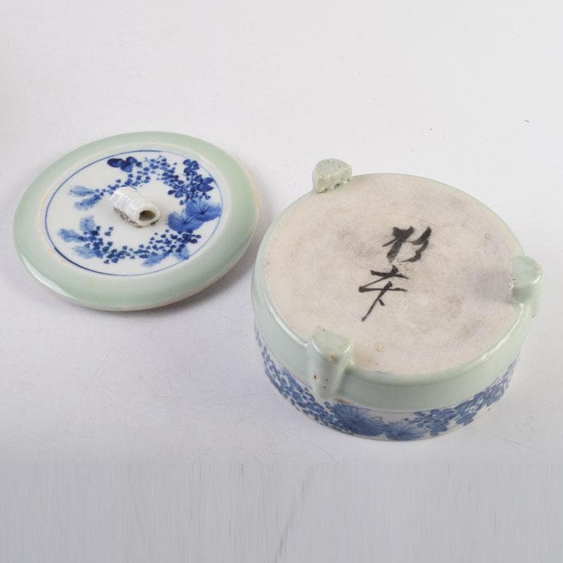 瀬戸焼　染付　花草文　三足香炉　蓋物　在銘　時代箱　V　9032