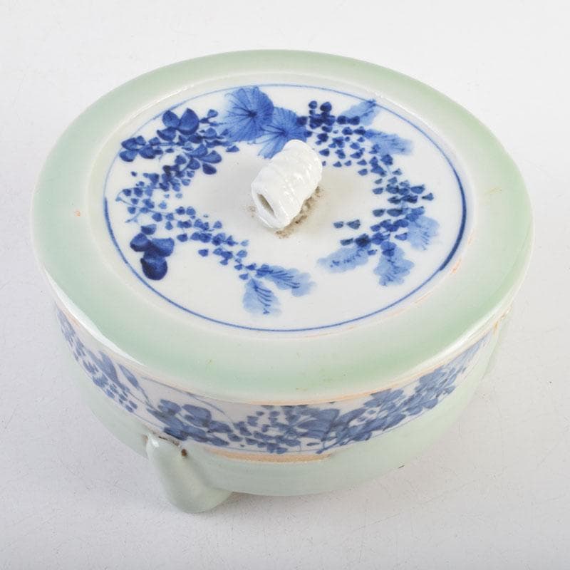 瀬戸焼　染付　花草文　三足香炉　蓋物　在銘　時代箱　V　9032