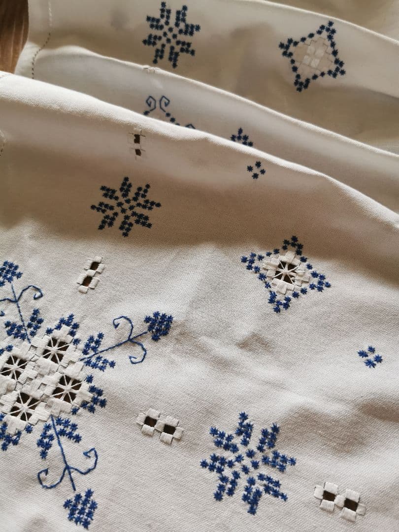 アンティーク ハーダンガー風 盛上げ＆透かし手刺繍クロス とろみの