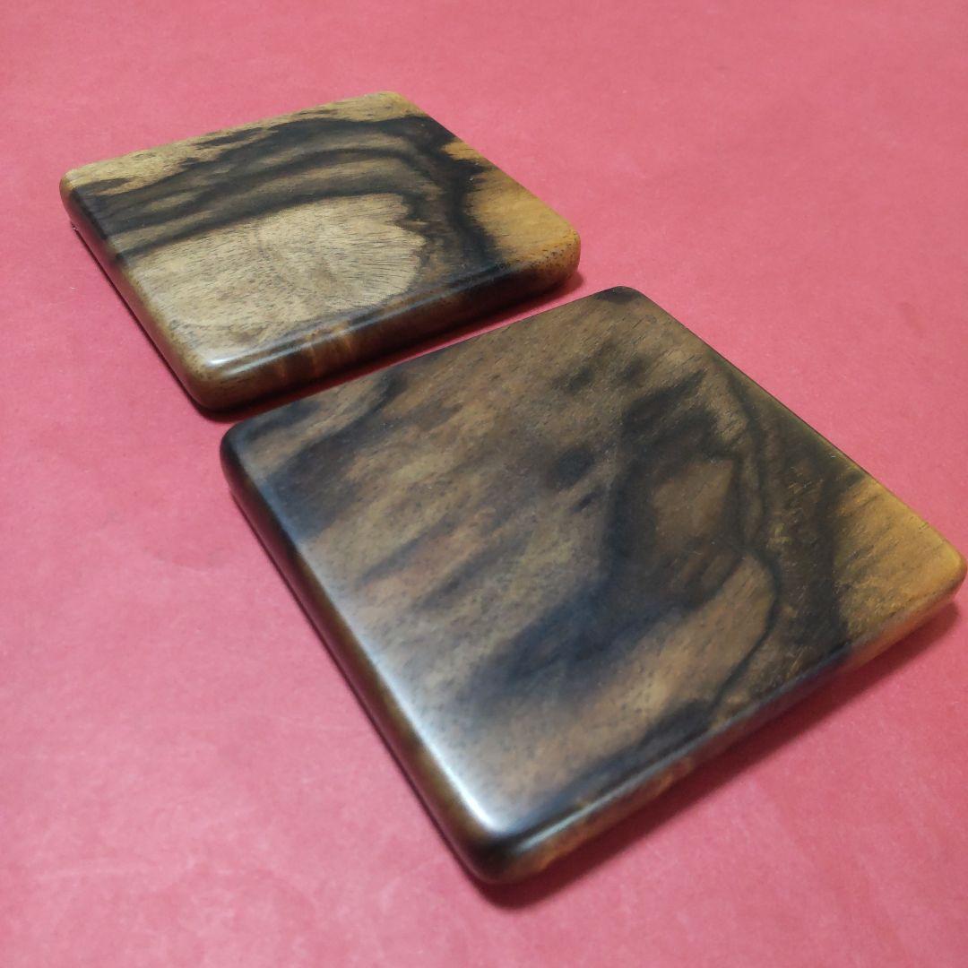 『にこ』の個性的な杢の黒柿の小物入れ&コースター2枚