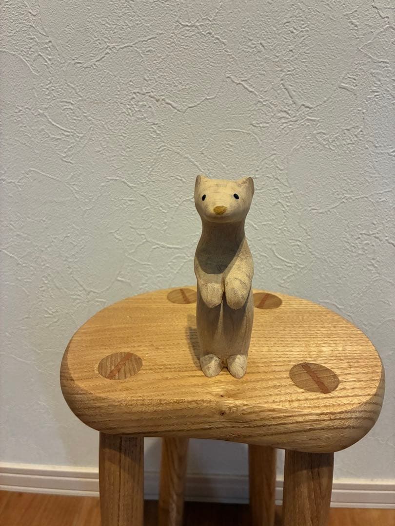 可愛いオコジョて栗のロースツール